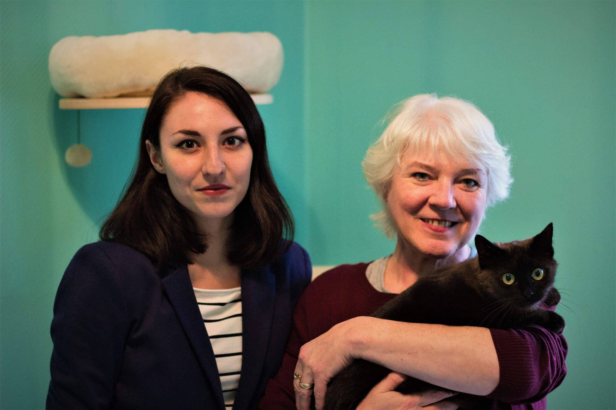 Isabell und Gabriele Jessel mit einer schwarzen Katze auf dem Arm